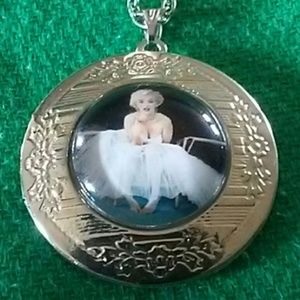 (nwt) Marilyn Monroe locket necklace